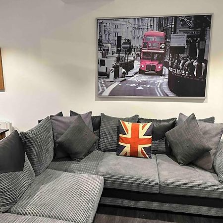 Stunning Flat With Parking Free Near Sutton Station Cheam Exterior foto