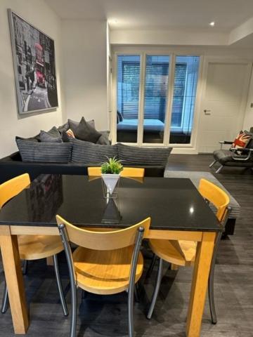 Stunning Flat With Parking Free Near Sutton Station Cheam Exterior foto