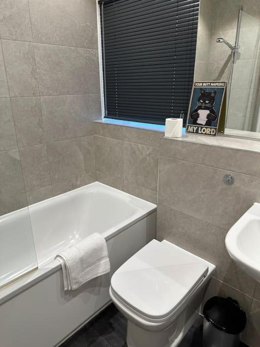 Stunning Flat With Parking Free Near Sutton Station Cheam Exterior foto