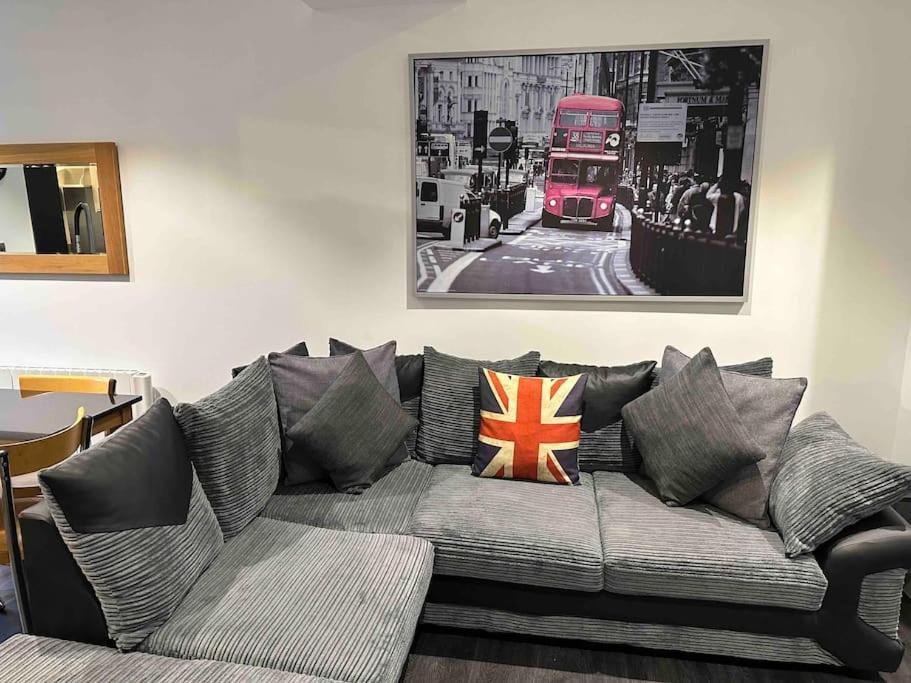 Stunning Flat With Parking Free Near Sutton Station Cheam Exterior foto