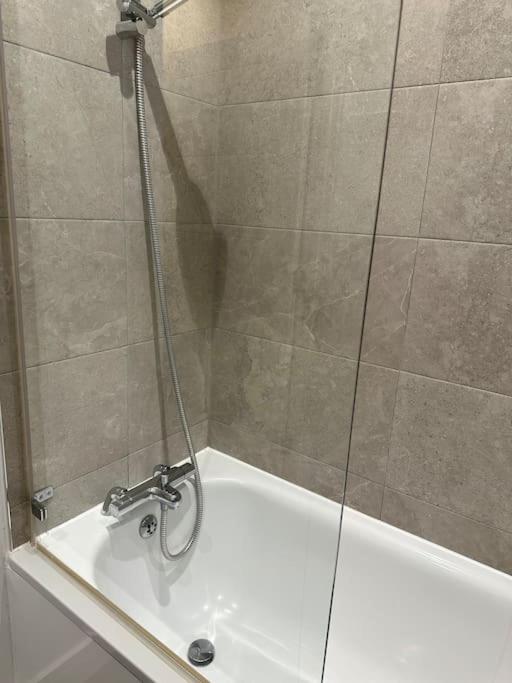 Stunning Flat With Parking Free Near Sutton Station Cheam Exterior foto