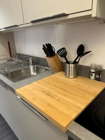 Stunning Flat With Parking Free Near Sutton Station Cheam Exterior foto